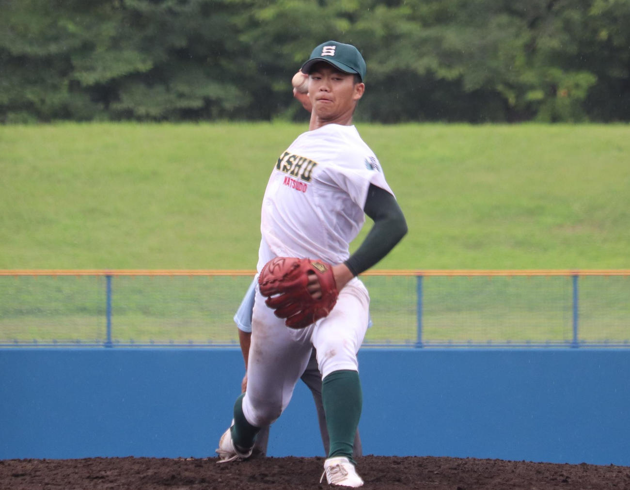 9回、リリーフでマウンドに上がり、最速150キロを計測し、1安打無失点に抑えた専大松戸・平野（撮影・保坂淑子）