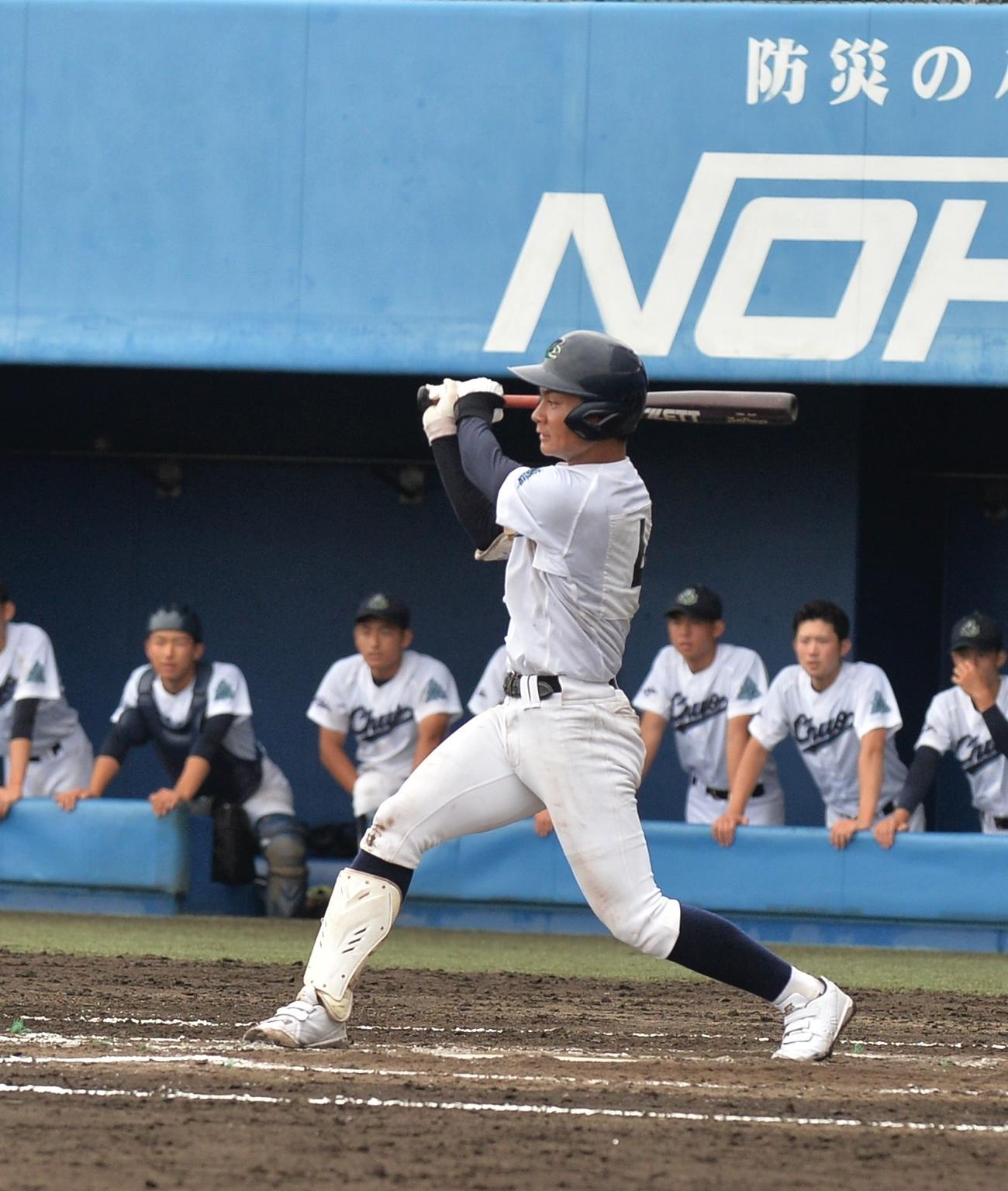 秋田中央対能代松陽　4回表秋田中央無死三塁、先制適時打を放つ三浦（撮影・佐藤究）