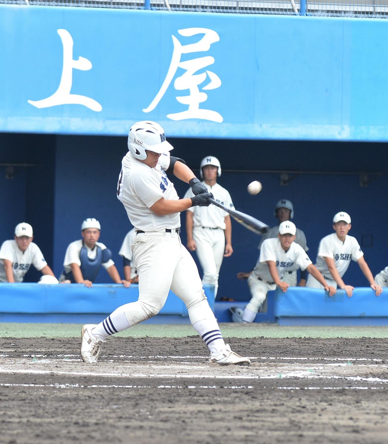 秋田中央対能代松陽　6回裏能代松陽2死一、二塁、同点適時打を放つ椛沢（撮影・佐藤究）