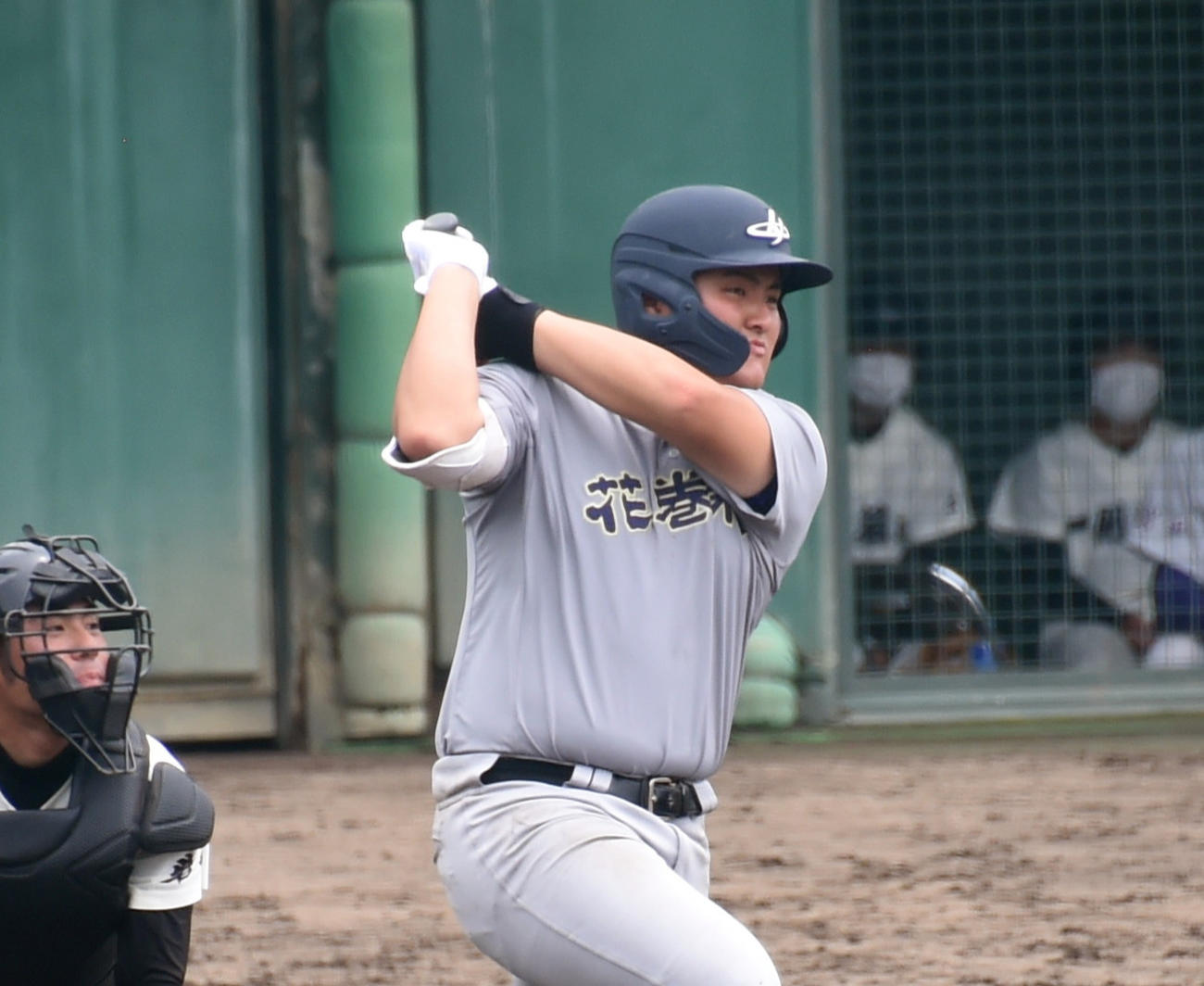 一関二対花巻東　4回裏花巻東1死一、二塁、右前適時打を放つ佐々木麟（撮影・山田愛斗）