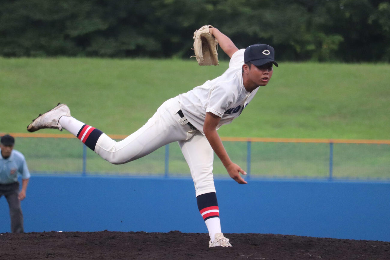 千葉商対専大松戸　6回途中からリリーフでマウンドに上がり、1回1／3を投げ無安打無失点の好救援の銚子商・飯島（撮影・保坂淑子）