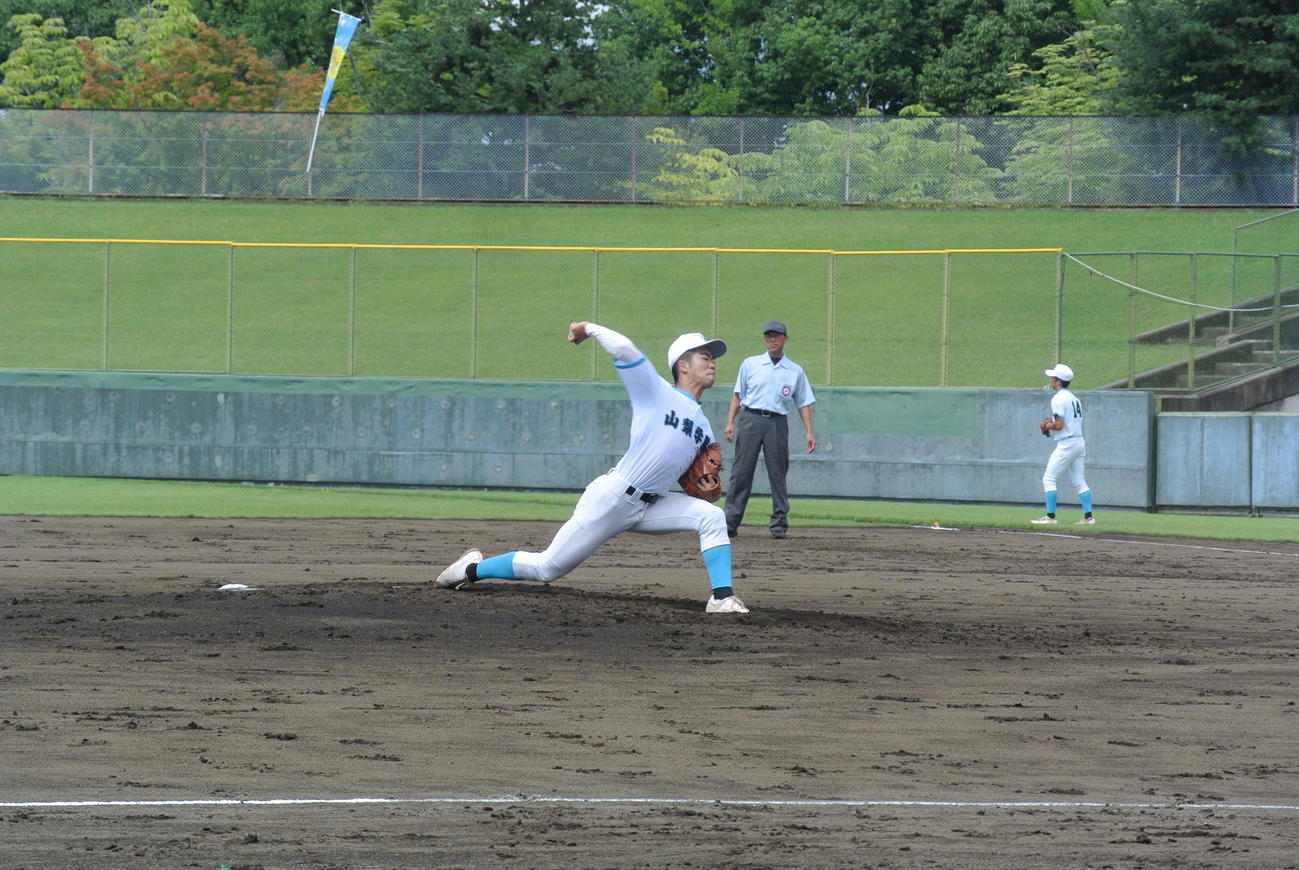 山梨学院の先発山田悠希は最速141キロのまっすぐとスライダーで駿台甲府から5回までに10三振を奪う好投