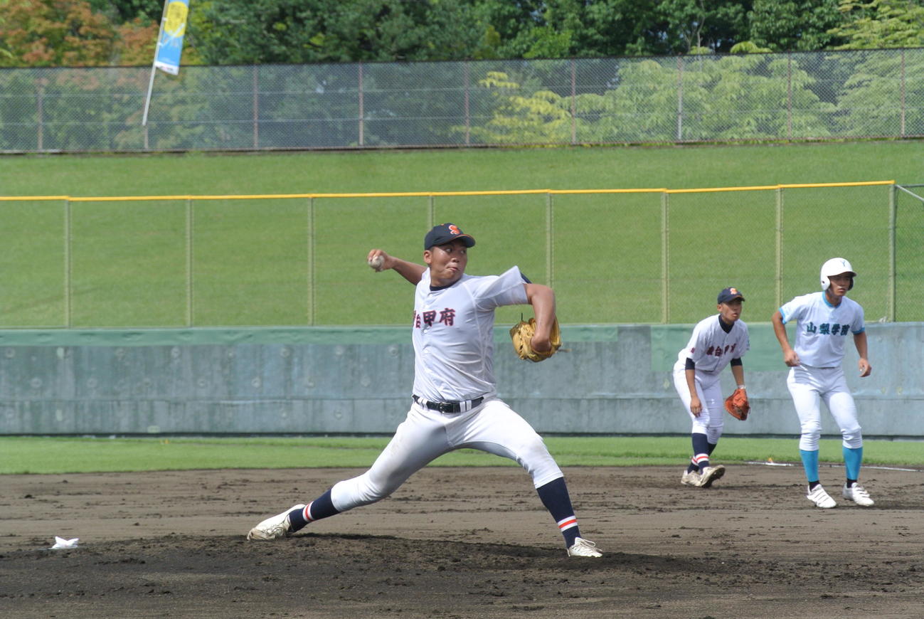 駿台甲府は188センチ94キロの平井智大が先発も山梨学院に4回までに7安打で6点を奪われ降板