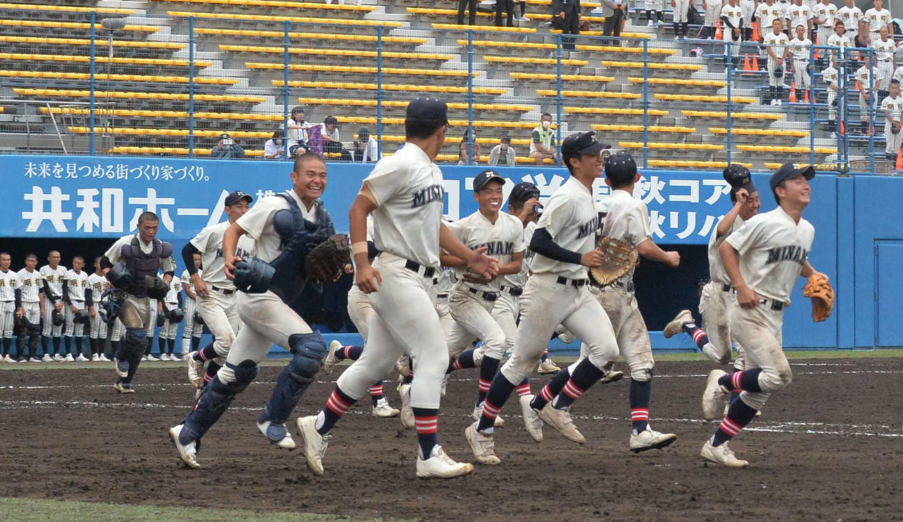 決勝進出を果たし、笑顔で応援席に向かう秋田南ナイン（撮影・佐藤究）