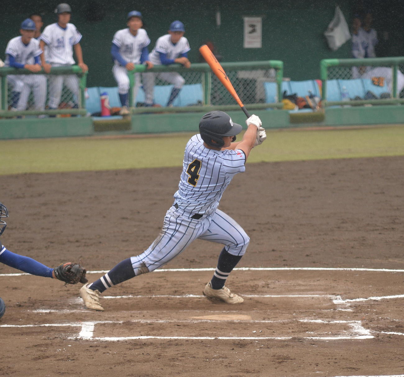 6回、中前適時二塁打を放つ東海大山形・佐藤士