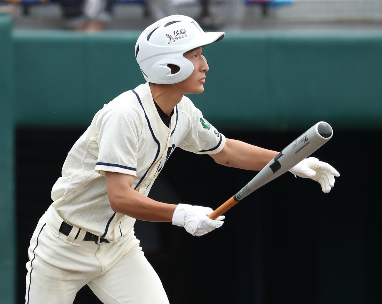 酪農学園大とわの森三愛対苫小牧中央　8回裏苫小牧中央無死一、三塁、右中間に適時二塁打を放つ木村（撮影・黒川智章）