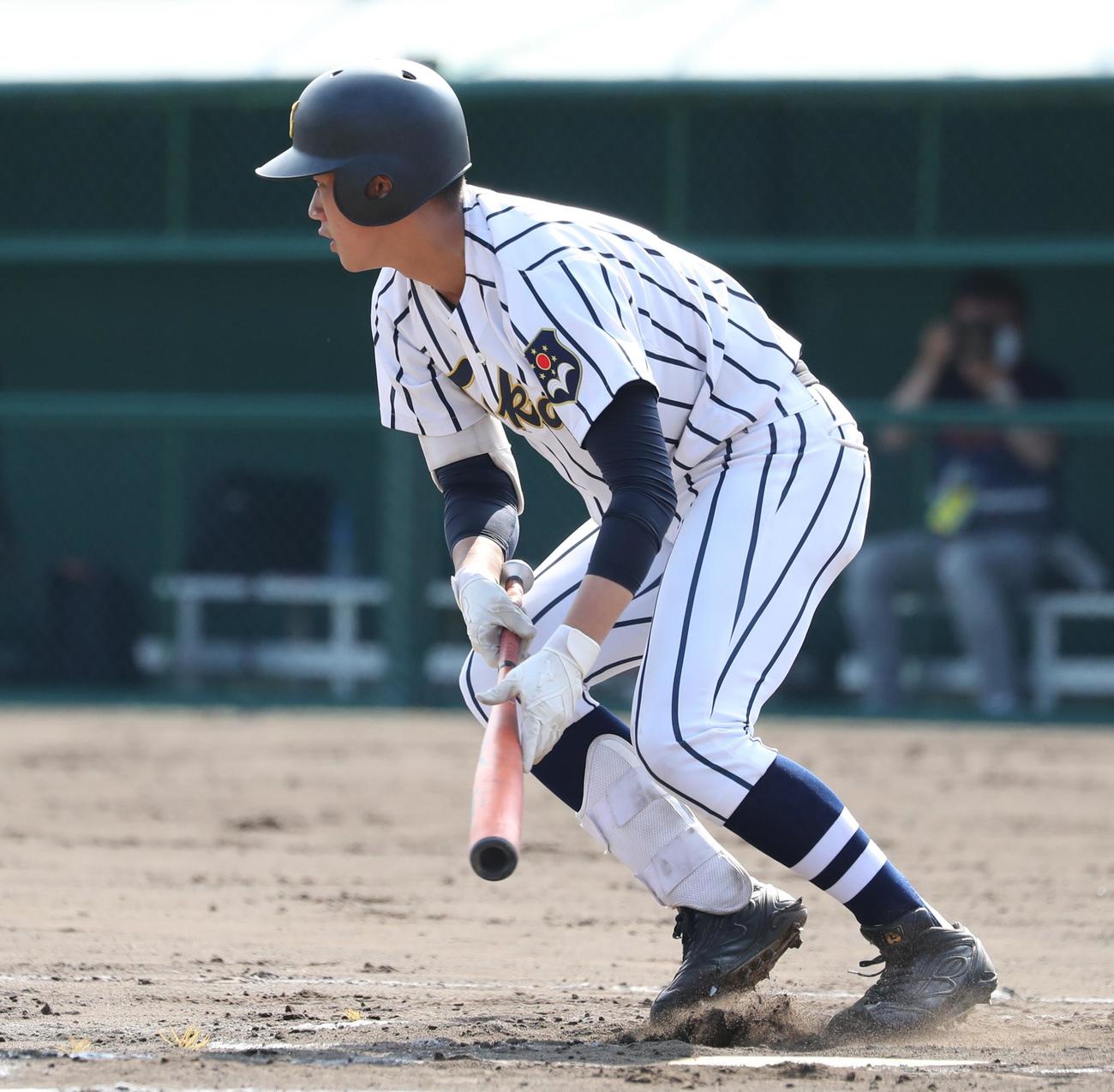 鵡川対東海大札幌　6回裏東海大札幌1死一、三塁、スクイズを決める門別（撮影・黒川智章）
