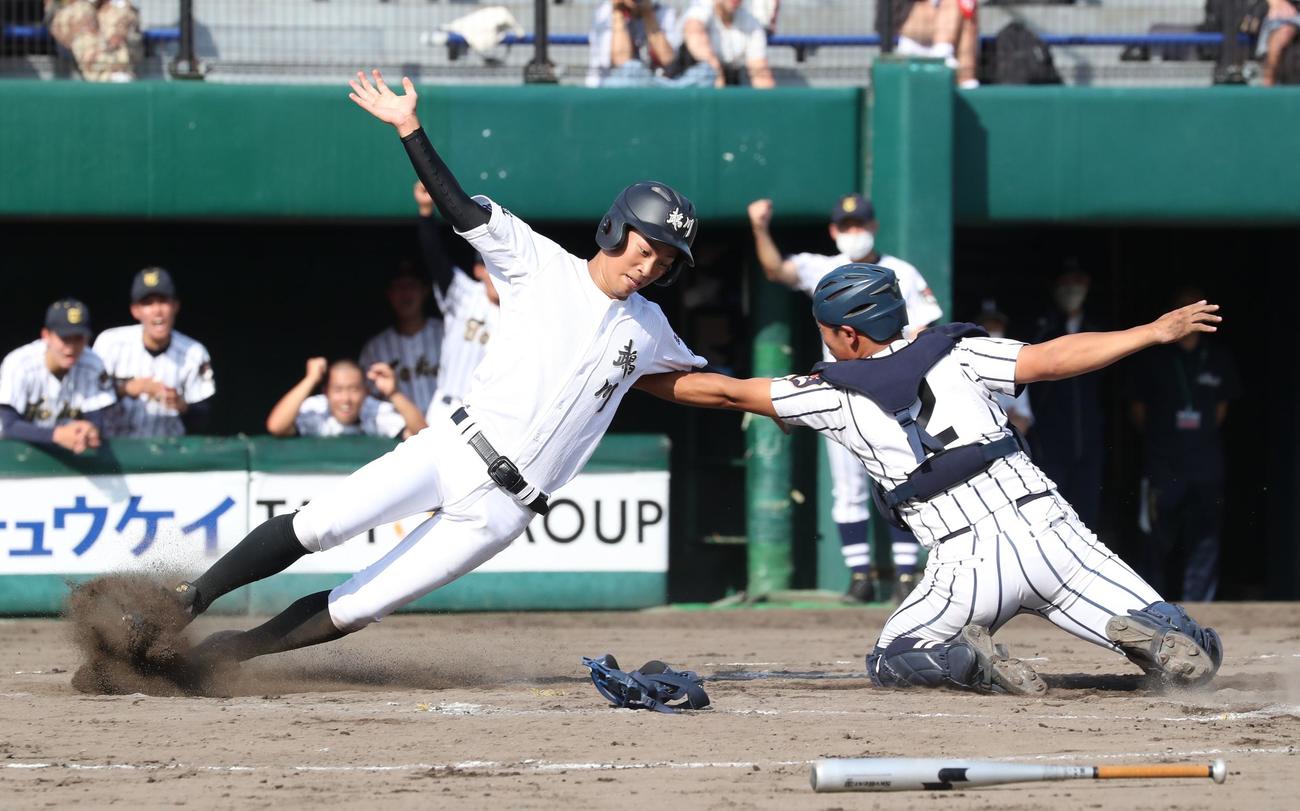 鵡川対東海大札幌　8回表鵡川2死二、三塁、金本の右前打で二塁走者萩原爽が本塁を突くも菊地捕手に阻まれる（撮影・黒川智章）