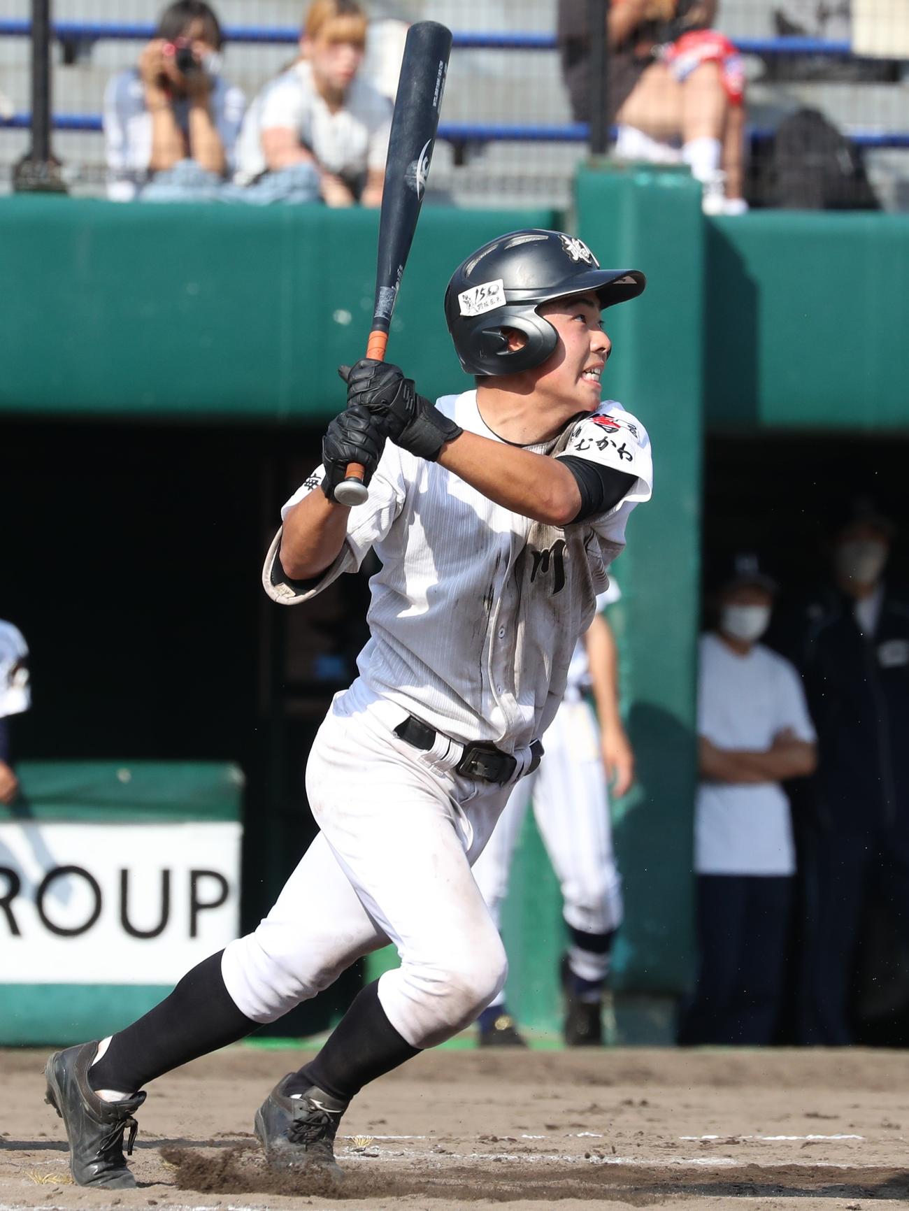 鵡川対東海大札幌　8回表鵡川1死二、三塁、投ゴロに終わる佐藤佳（撮影・黒川智章）