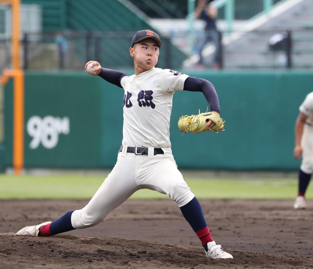 北照対札幌創成　力投で完封勝利を挙げる北照・上川（撮影・黒川智章）