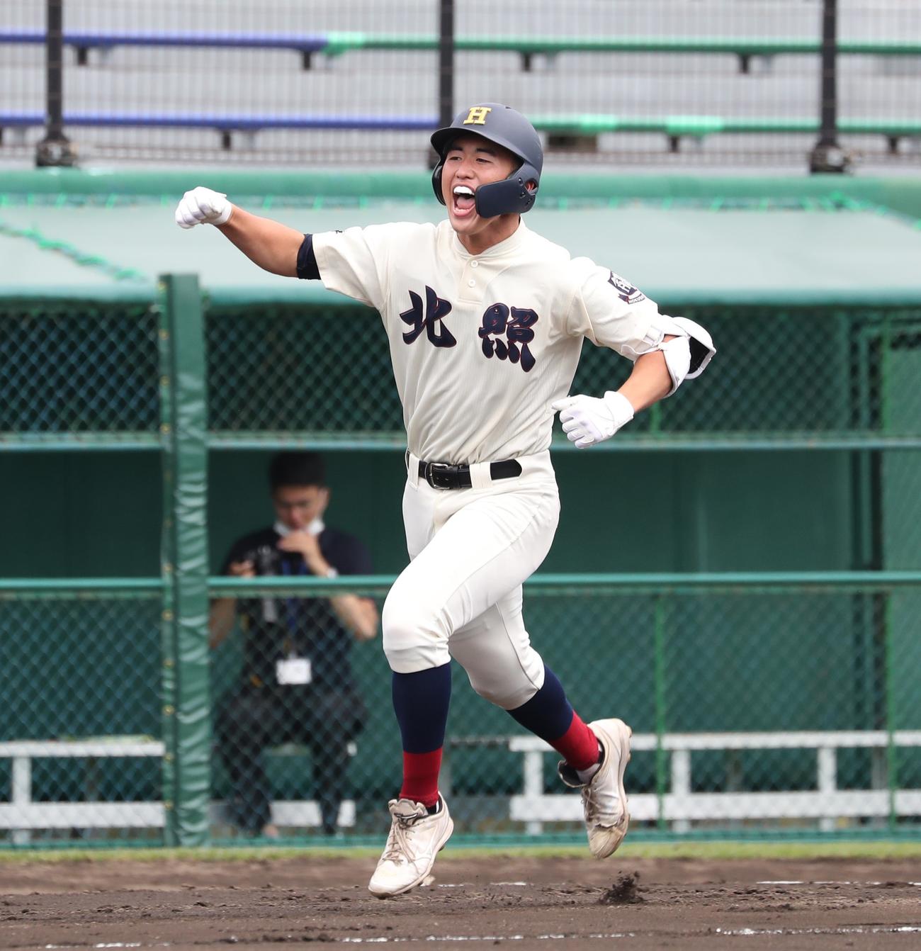 北照対札幌創成　6回裏北照1死二塁、左越え本塁打を放ちガッツポーズで叫ぶ今枝（撮影・黒川智章）