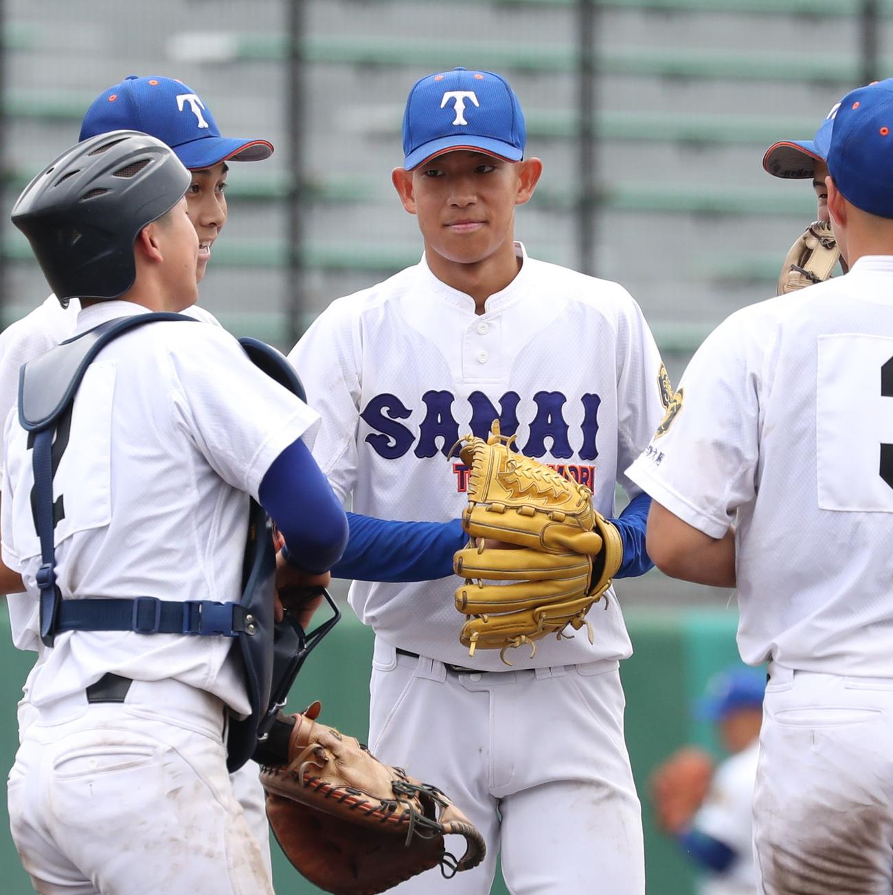 酪農学園大とわの森三愛対苫小牧中央　ピンチでマウンドに集まる酪農学園大とわの森三愛・小川（中央）（撮影・黒川智章）