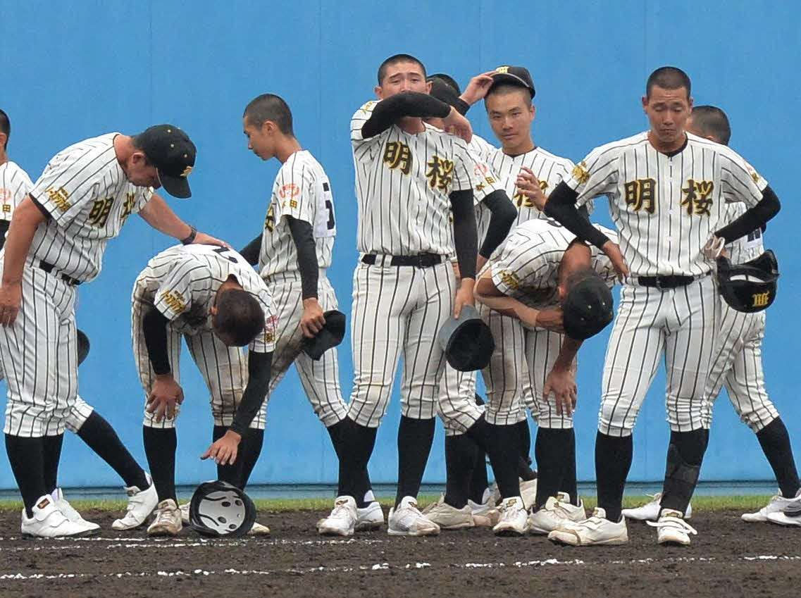 試合に敗れ、肩を落とすノースアジア大明桜ナイン