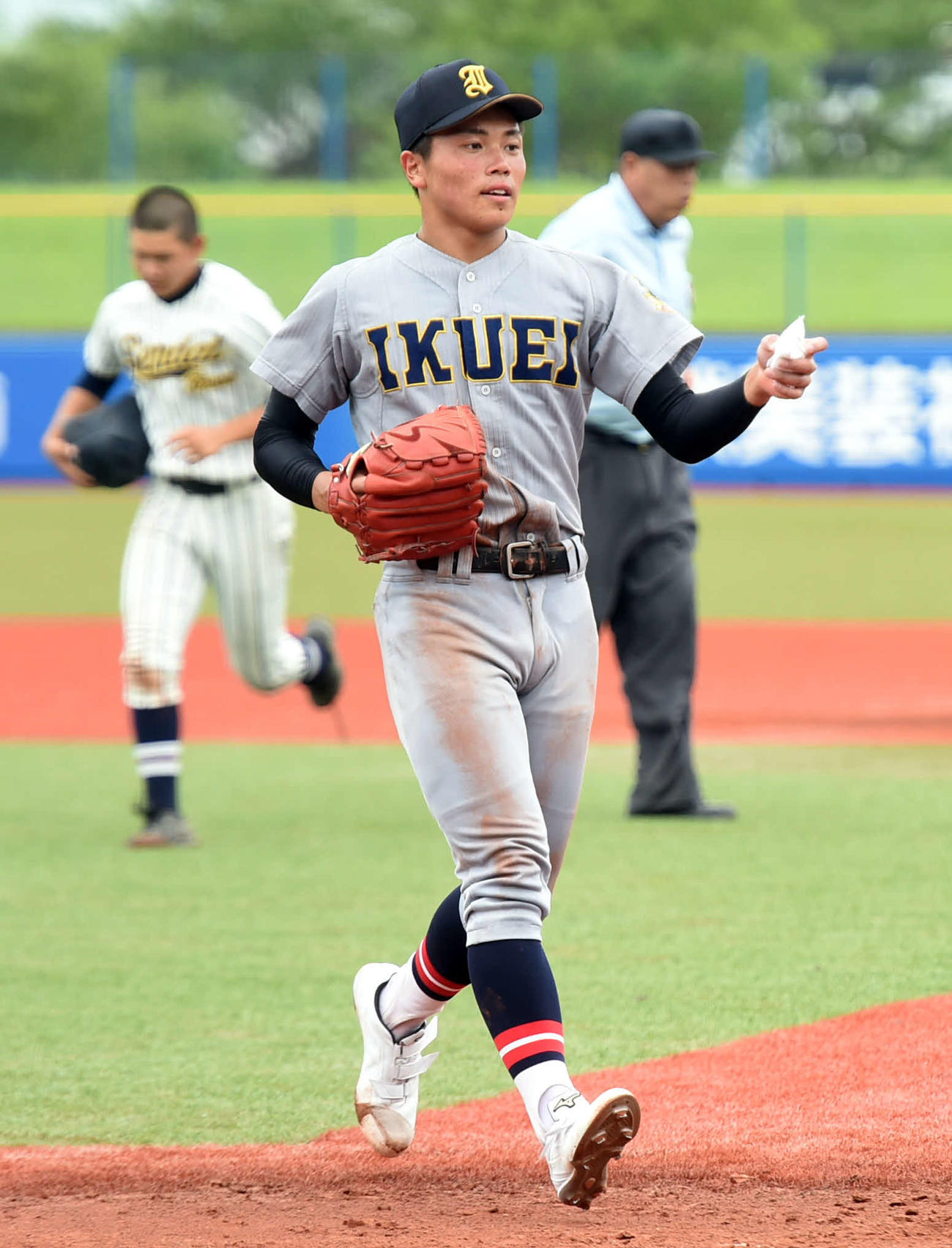 仙台高専名取に勝利し、整列に向かう仙台育英・佐藤