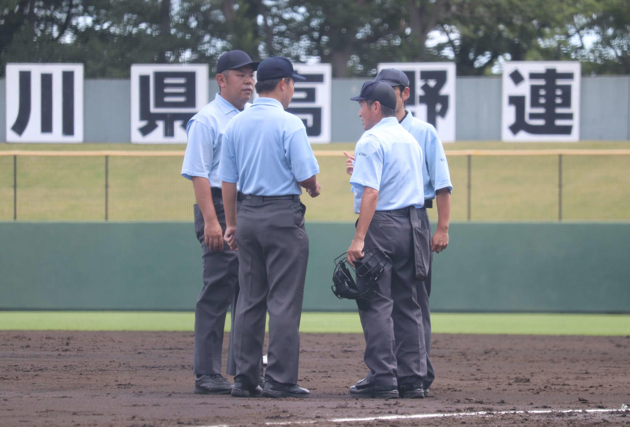 横浜商対横浜創学館　3回裏横浜創学館無死一塁、プレーを協議する審判団（撮影・阿部泰斉）