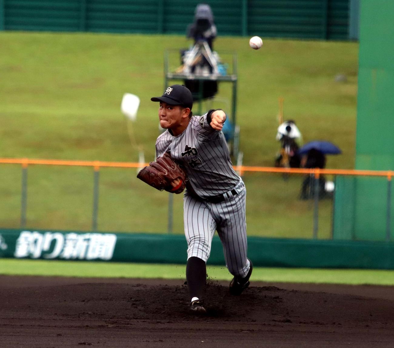 知内対札幌日大　先発し力投する知内・坂本（撮影・永野高輔）