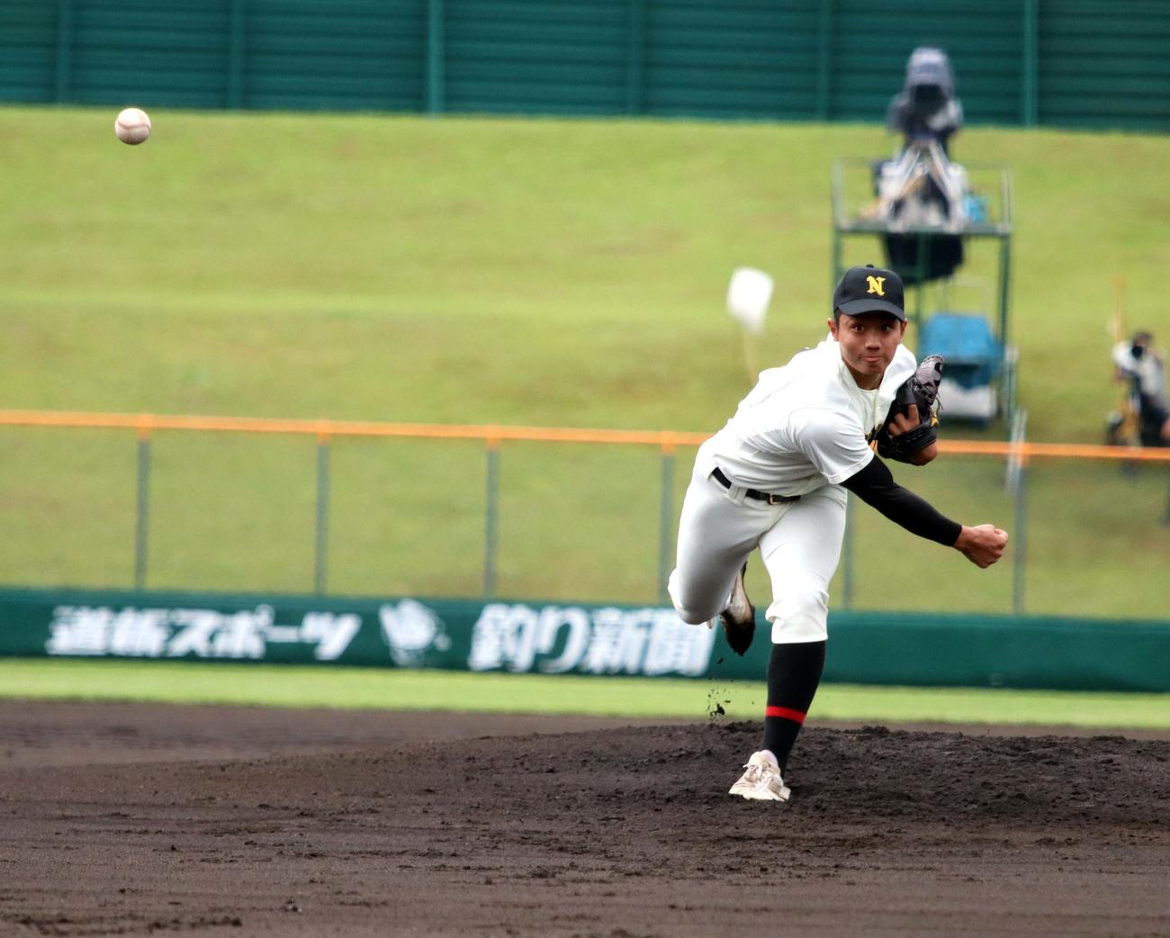 知内対札幌日大　先発し力投する札幌日大・宮武（撮影・永野高輔）