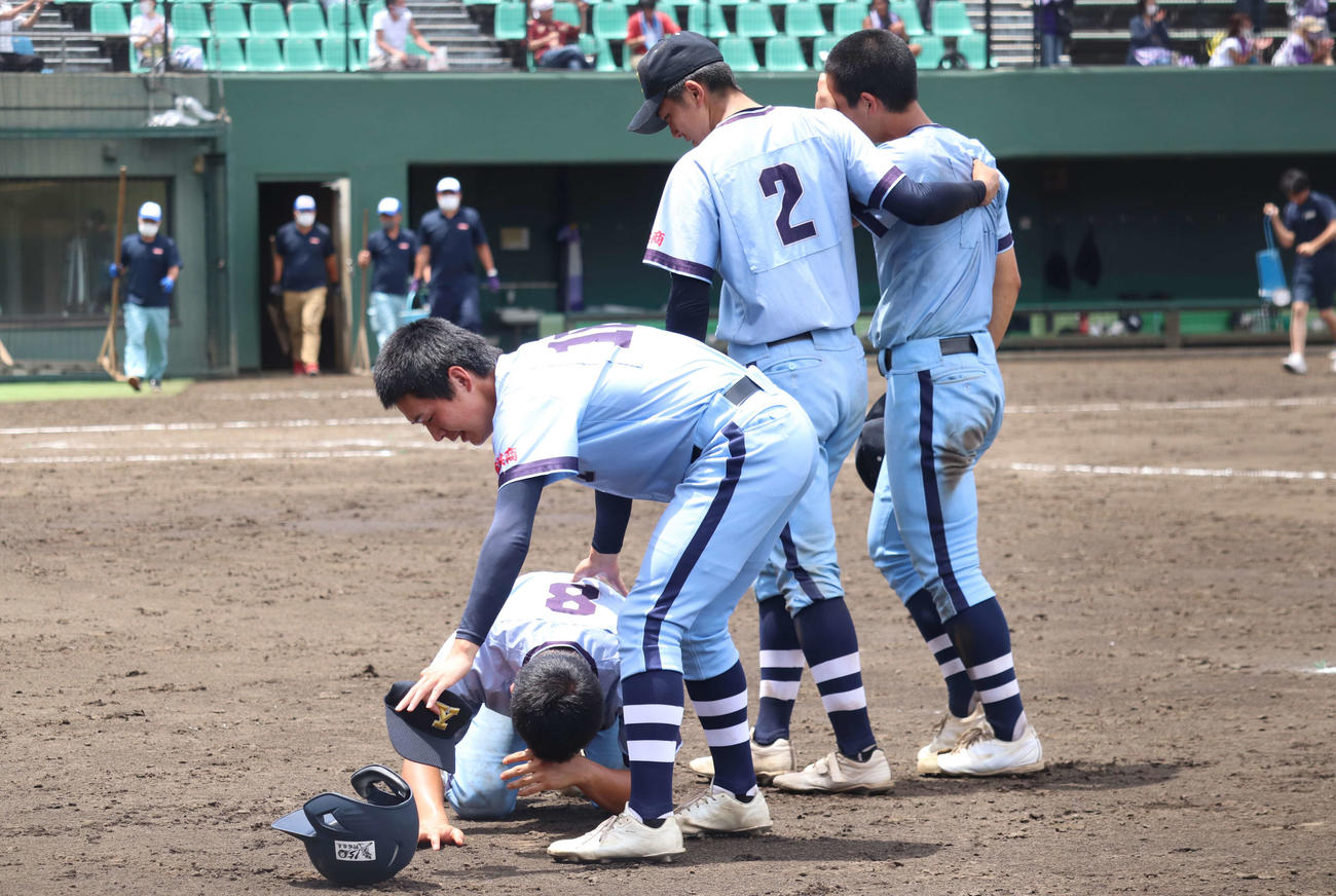 横浜商対横浜創学館　試合に敗れ、涙の横浜商ナイン（撮影・阿部泰斉）