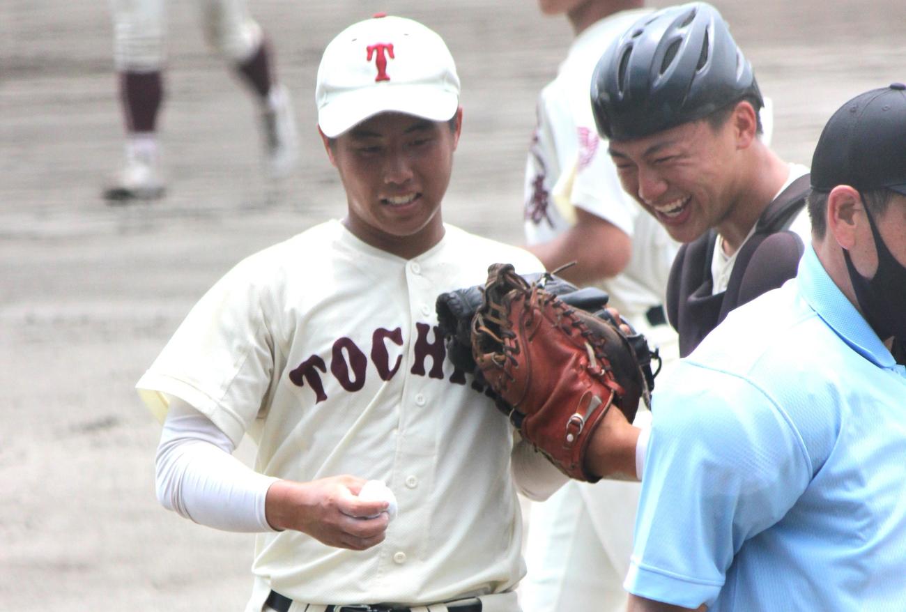 東筑対福岡大大濠　完封し笑顔を見せる東筑・堂満（左）と捕手の藤岡（撮影・柏原誠）