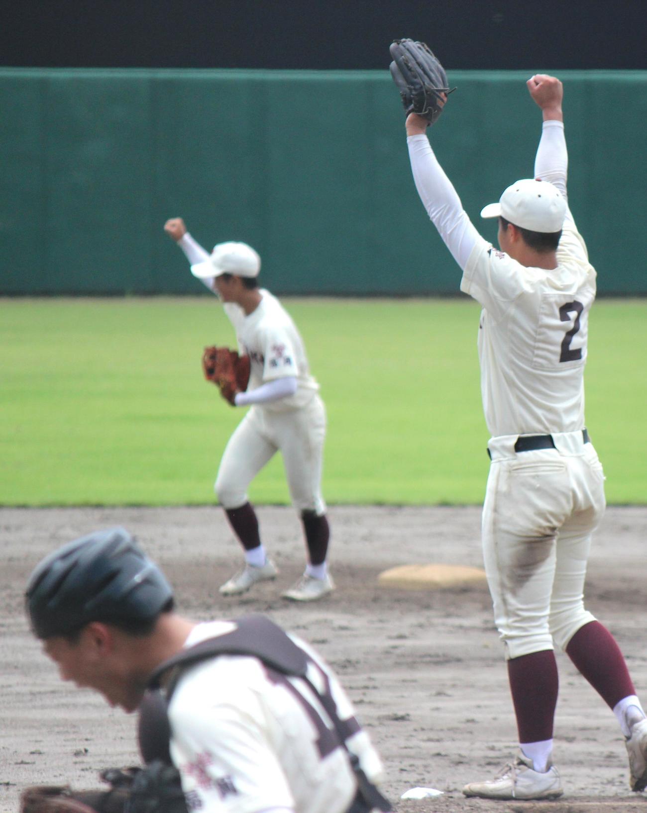 東筑対福岡大大濠　完封し両手を上げる東筑・堂満と捕手の藤岡（撮影・柏原誠）