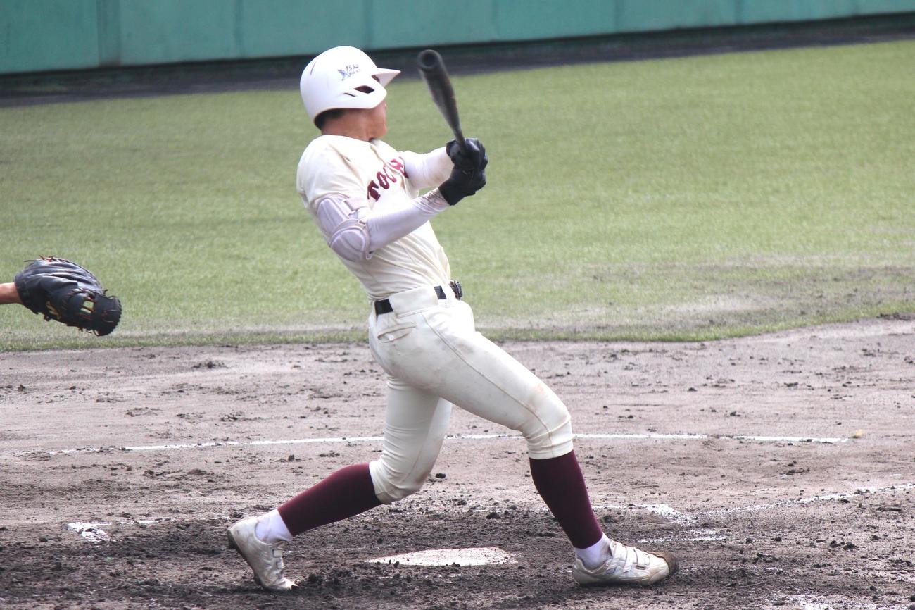 東筑対福岡大大濠　2回表1死一、二塁で左前に先制打を放つ東筑・藤岡（撮影・柏原誠）