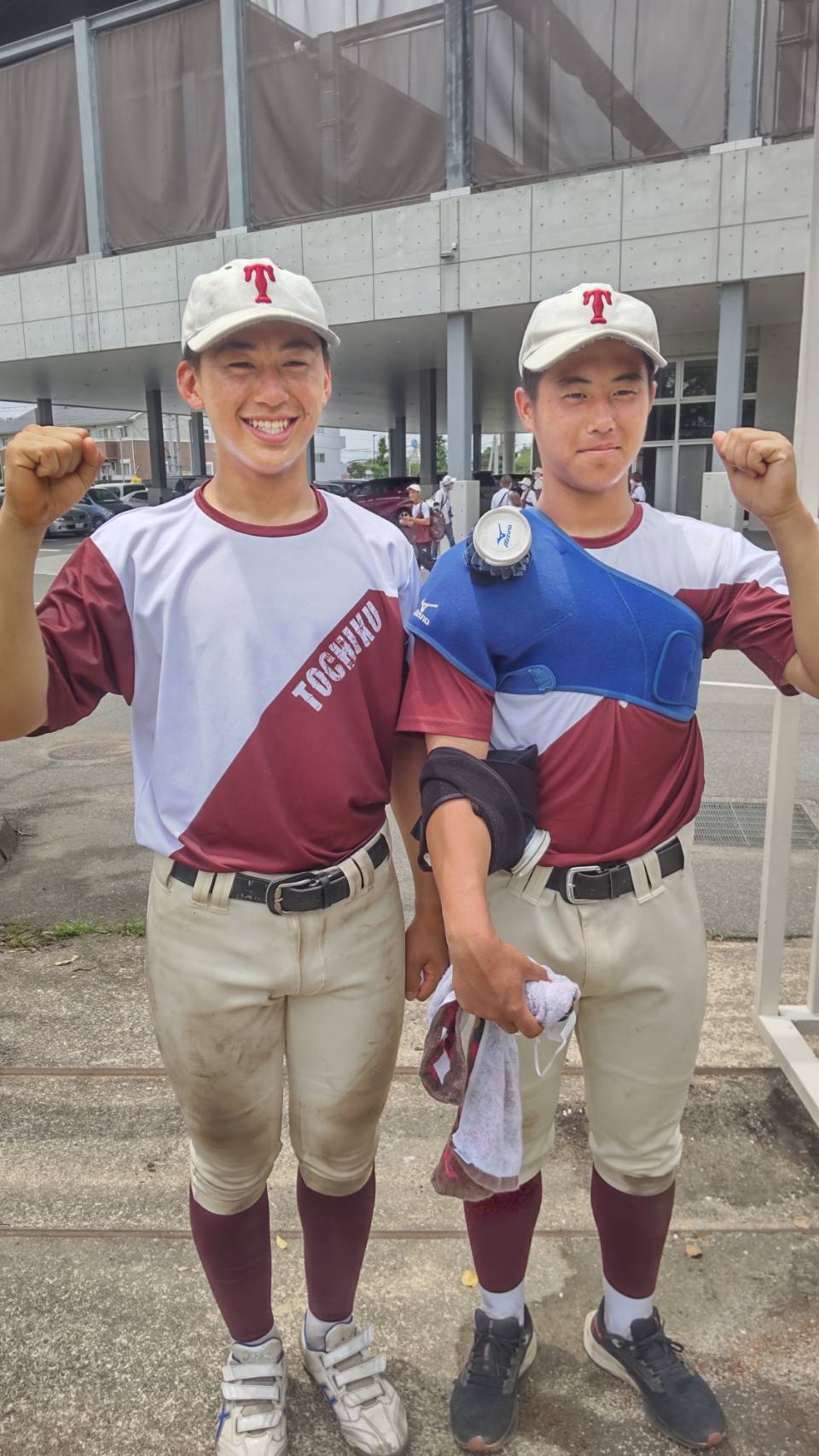 東筑対福岡大大濠　完封した東筑バッテリーの堂満（右）と藤岡（撮影・柏原誠）