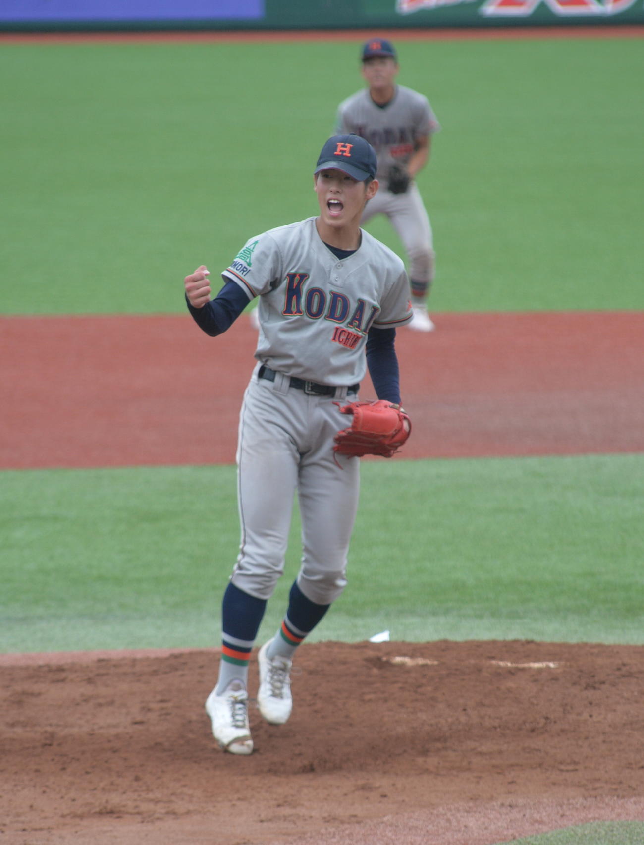 青森山田対八戸工大一　4回相手5番・馬場を空振り三振に切って取りガッツポーズする八戸工大一・広野（撮影・濱本神威）
