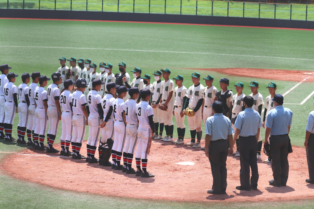 大阪　みどり清朋対久米田　試合後整列する選手（撮影・竹本穂乃加）