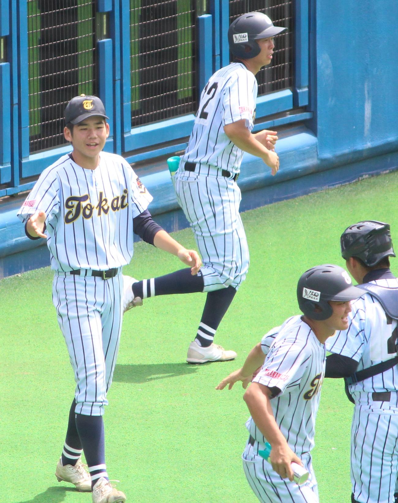 東海大高輪台対郁文館　イニング間にベンチ前で選手を出迎える東海大高輪台・石川（左端）（撮影・保坂恭子）