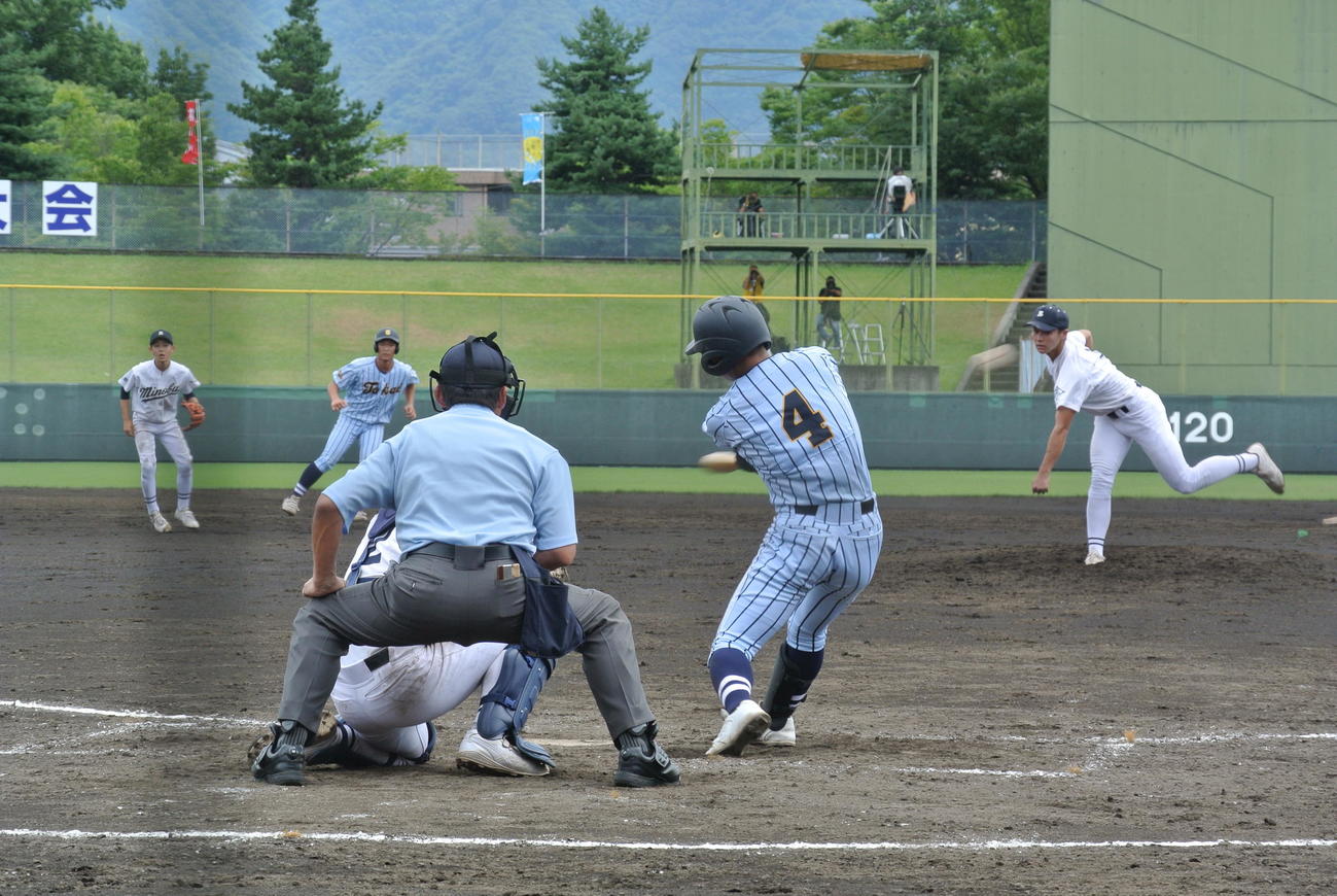 東海大甲府は3回1死満塁、乙黒は身延・浦野に対しファウルで粘る