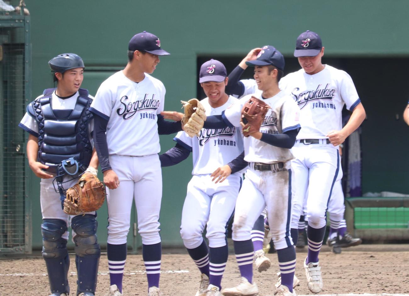 横浜商対横浜創学館　勝利に笑顔の横浜創学館ナイン（撮影・阿部泰斉）