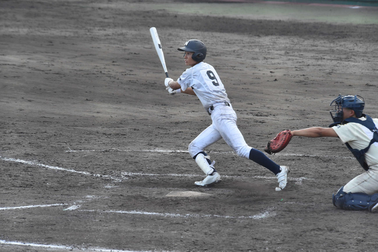 京都成章対龍谷大平安　龍谷大平安9回2死二塁　左翼線へサヨナラ適時二塁打を放った南野倫平内野手