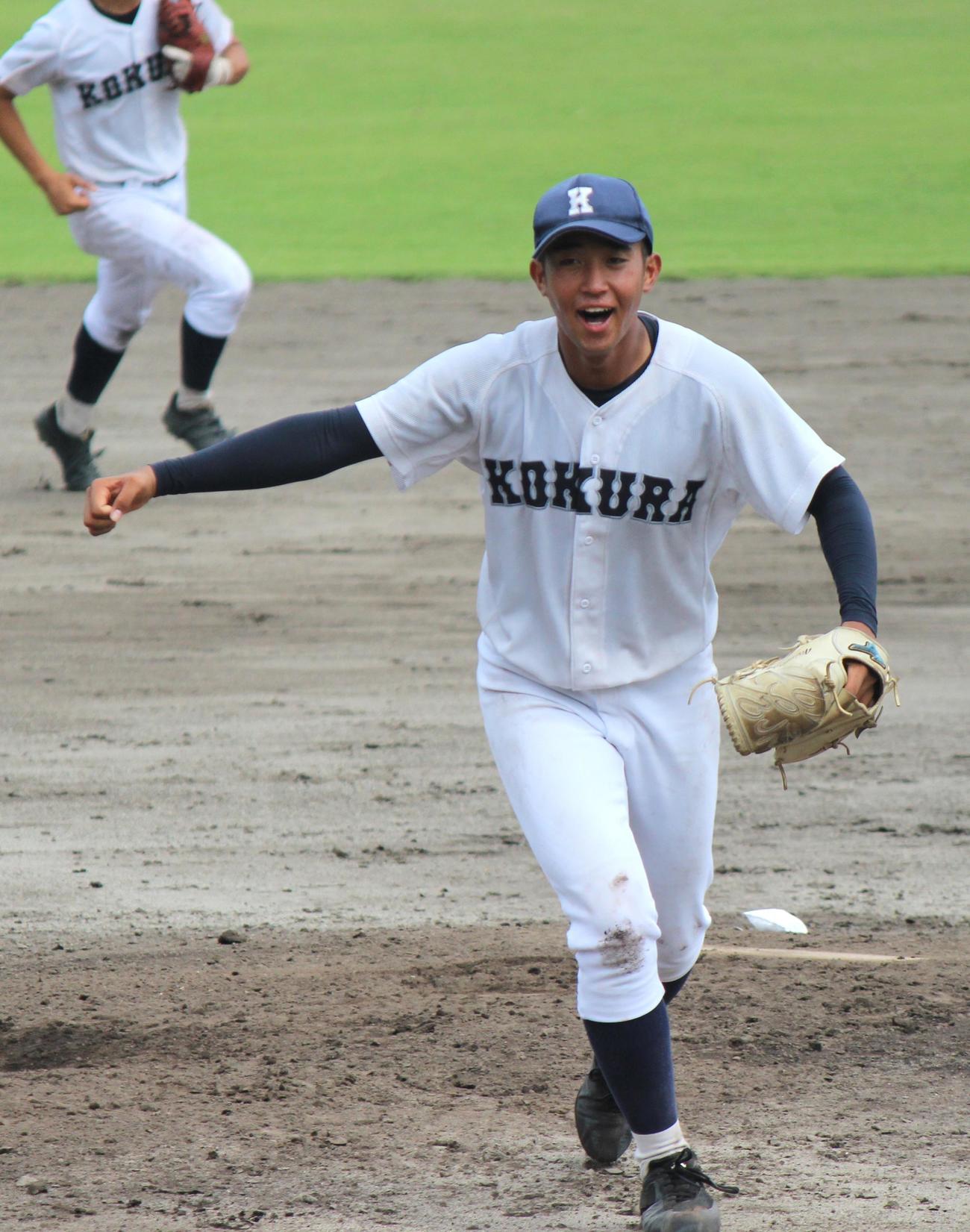 小倉工対西南学院　9回表も0点に抑えて喜ぶ小倉工・山田＝2022年7月20日（撮影・柏原誠）