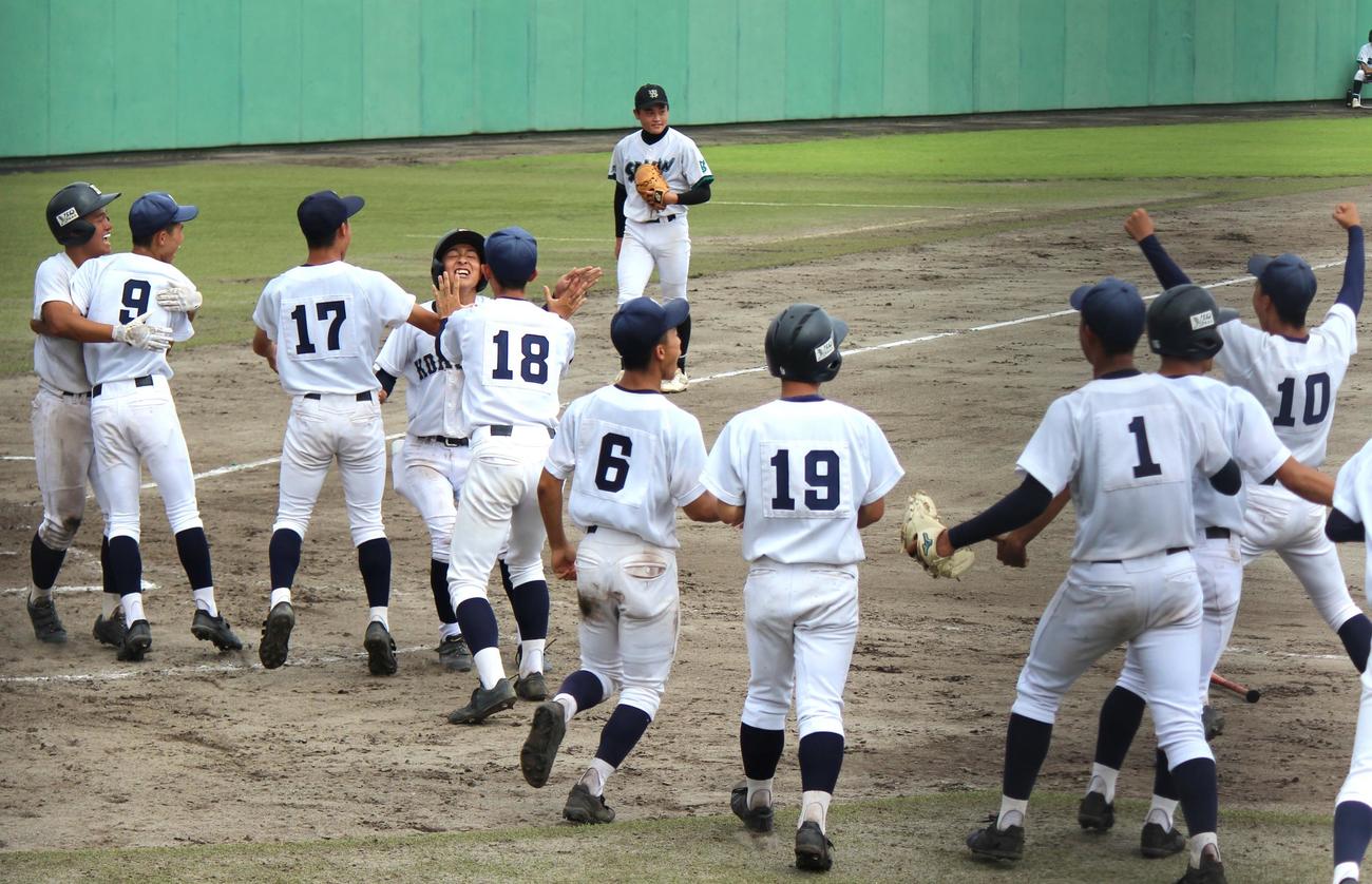 小倉工対西南学院　サヨナラ勝ちで喜ぶ小倉工ナイン。後方中央は西南学院・宇戸（撮影・柏原誠）