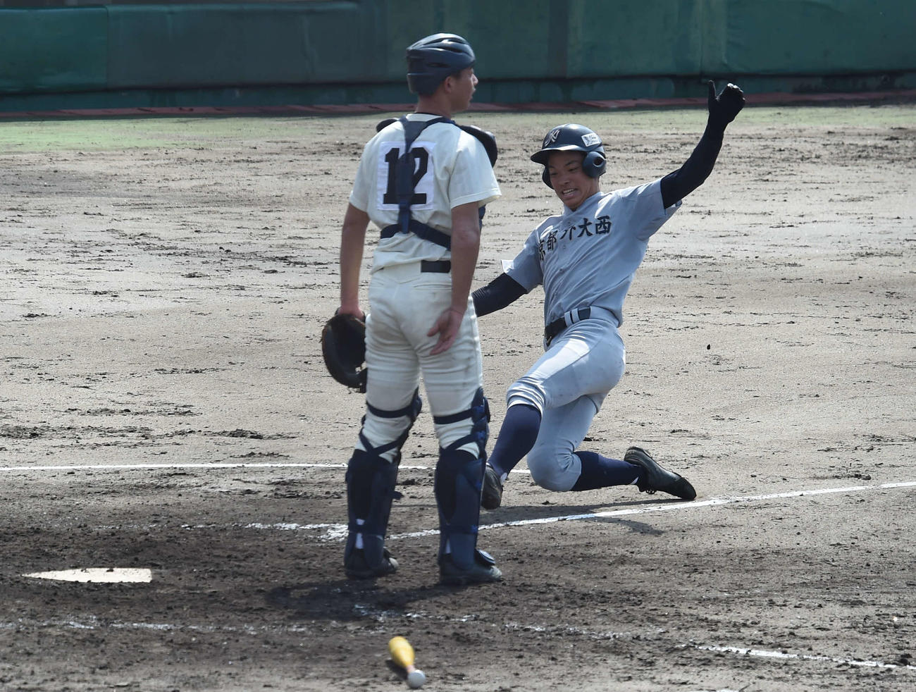 京都外大西対塔南　4回表京都外大西2死一塁、松下隼一郎の左翼線適時二塁打で一塁から生還する西村瑠伊斗（撮影・前山慎治）