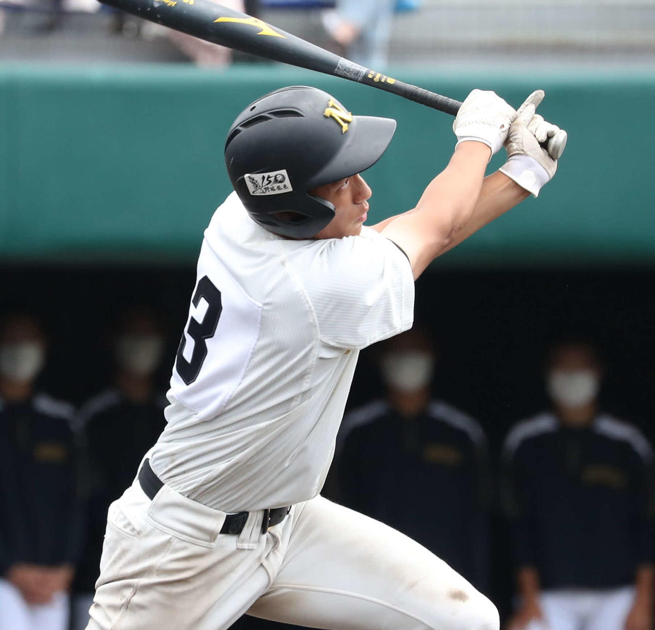 札幌日大対知内　7回表札幌日大無死、左中間に本塁打を放つ前川（撮影・黒川智章）