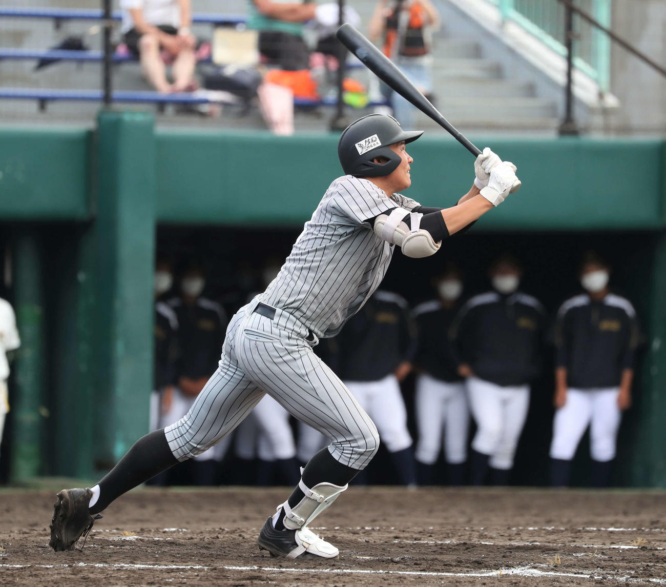 札幌日大対知内　7回裏知内2死一塁、左中間に2点本塁打を放つ坂本（撮影・黒川智章）