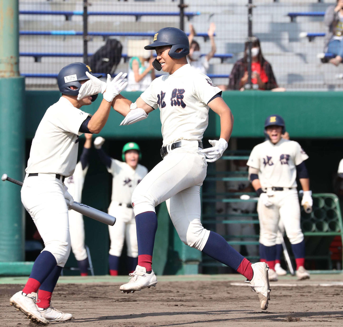 北照対苫小牧中央　6回表北照1死、右中間に2打席連続本塁打を放ち跳び上がってタッチする西浦（撮影・黒川智章）