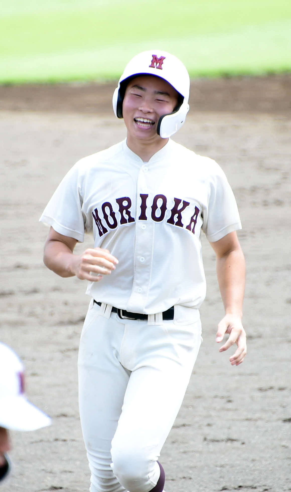 遠野対盛岡一　8回裏盛岡一2死満塁、コールドを決める中前適時打を放ち笑顔の藤原（撮影・山田愛斗）
