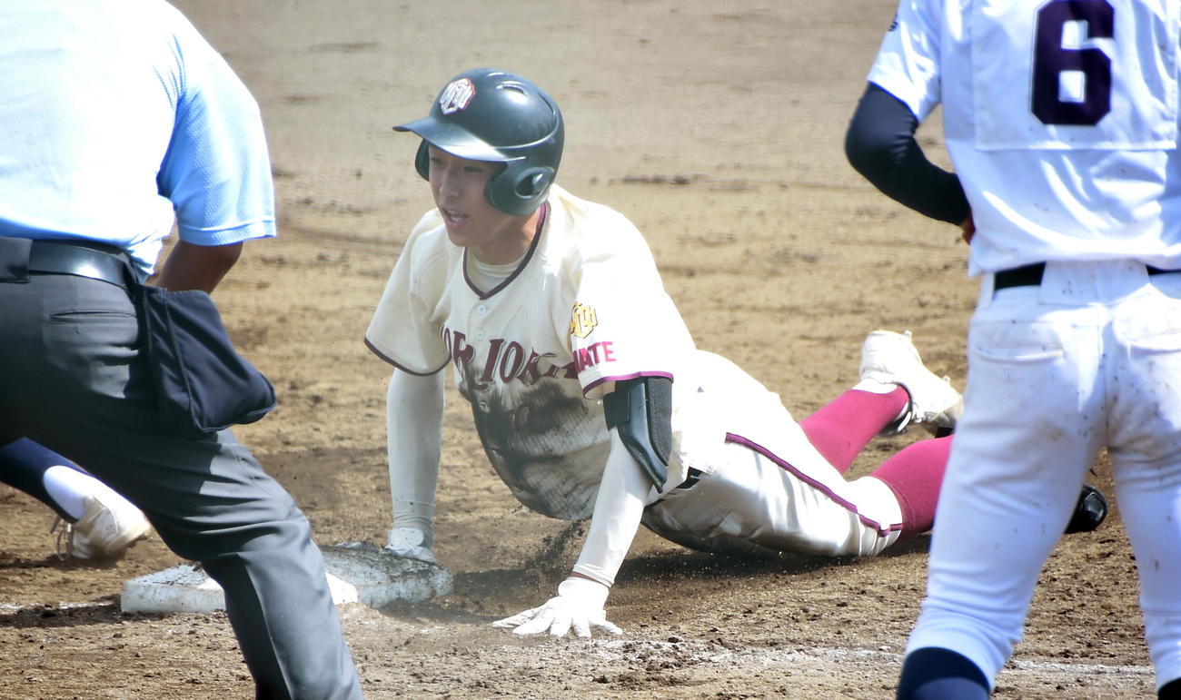 盛岡中央対盛岡市立　8回表盛岡中央無死、ヘッドスライディングして三塁打を決めた斎藤（撮影・山田愛斗）