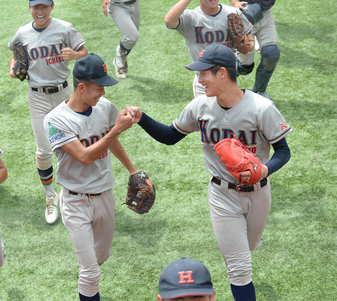 青森山田対八戸工大一　最後の二飛を捕球した八戸工大一・長谷地（左）とエース広野がグータッチ（撮影・濱本神威）