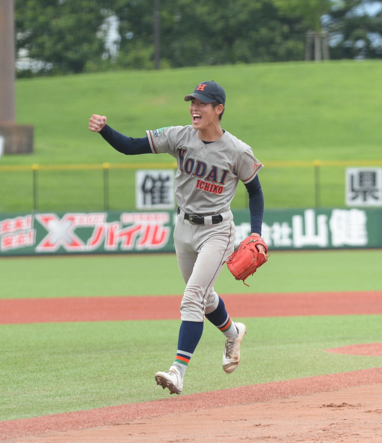 青森山田対八戸工大一　最後の打者を二飛に打ち取りガッツポーズする八戸工大一・広野（撮影・濱本神威）
