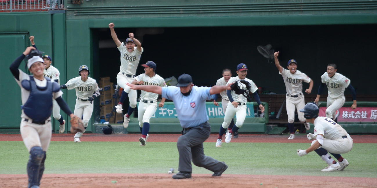 弘前学院聖愛対八戸学院光星　八戸学院光星・佐藤の右犠飛で生還した池上のタッチアップがセーフ判定を受け、ベンチから飛び出す八戸学院光星ナイン（撮影・濱本神威）