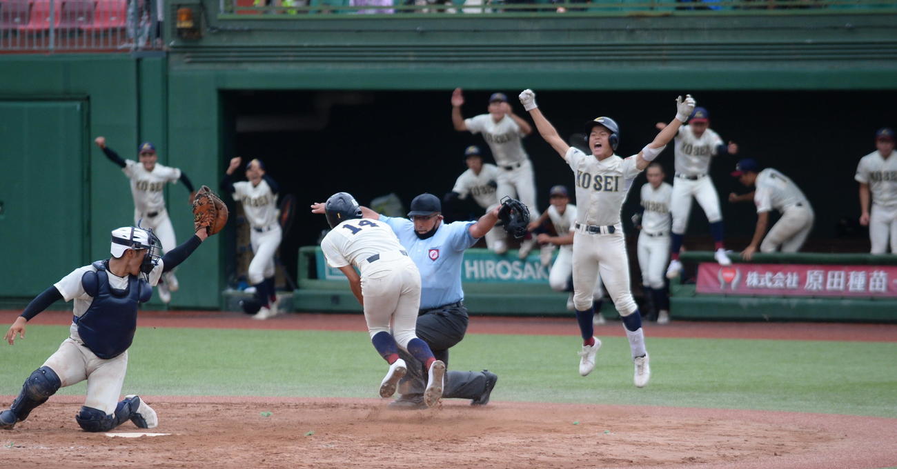 弘前学院聖愛対八戸学院光星　八戸学院光星・佐藤の右犠飛で生還した池上のセーフ判定に歓喜する八戸学院光星ナイン（撮影・濱本神威）