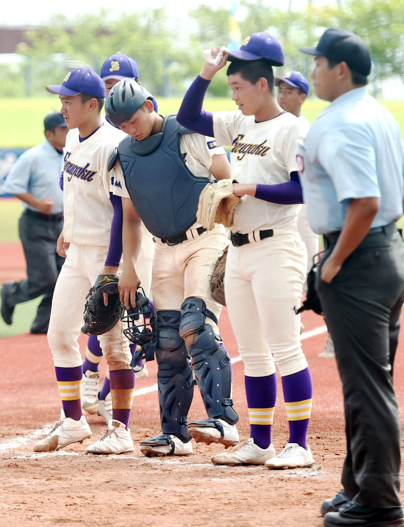 古川学園対仙台東　仙台東に勝利し、本塁前に整列する古川学園・三浦（左）（撮影・相沢孔志）