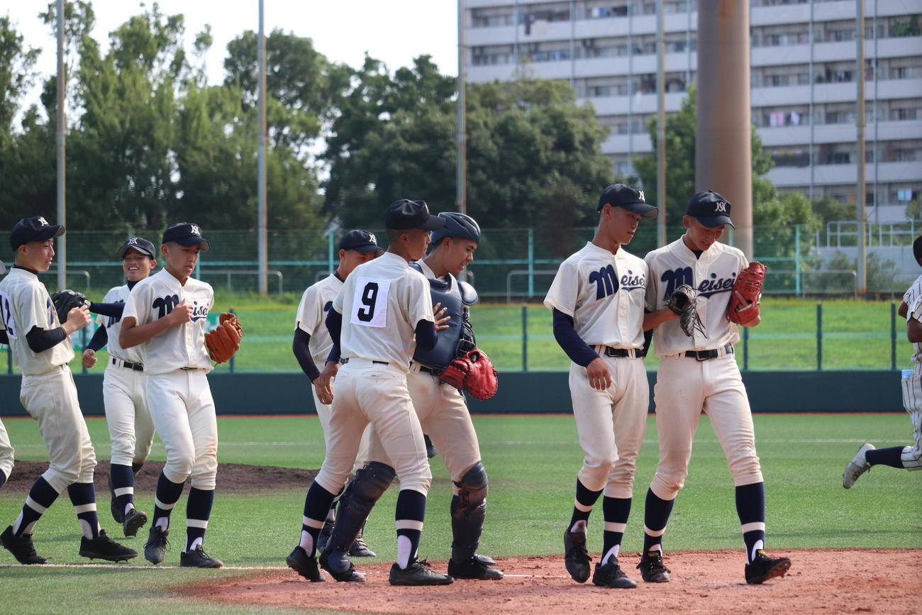 大正白稜戦に勝利し、駆け寄る明星ナイン（撮影・竹本穂乃加）