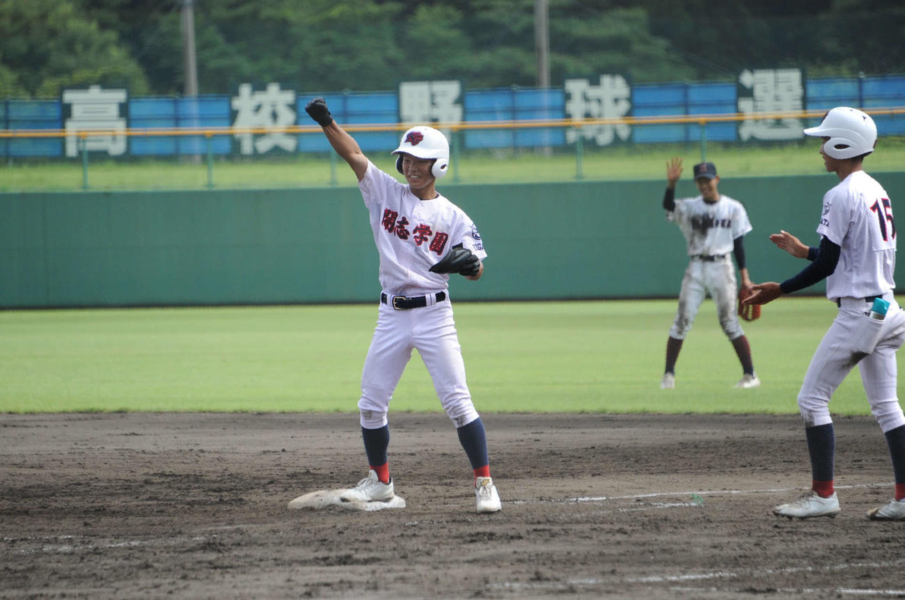 開志学園の高橋は4－4の9回表2死満塁から右前に勝ち越し打を放ち、塁上でガッツポーズ
