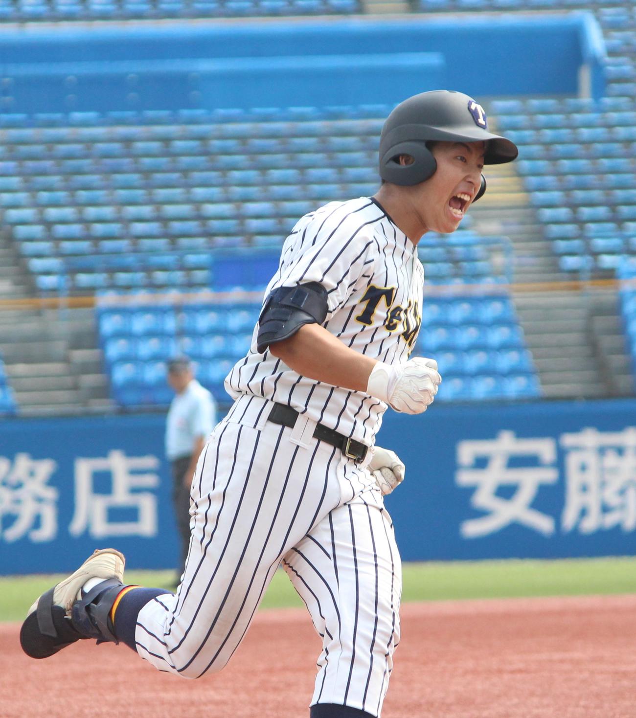 大森学園対帝京　1回裏帝京、先頭でバックスクリーンへ先制ソロを放ちガッツポーズで喜ぶ小島（撮影・保坂恭子）