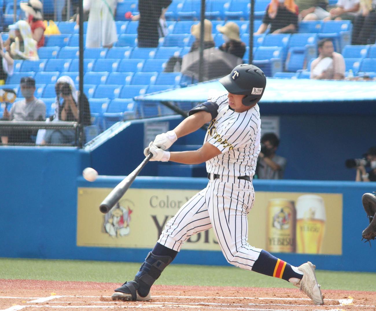 大森学園対帝京　1回裏帝京、先頭でバックスクリーンへ先制ソロを放つ小島（撮影・保坂恭子）