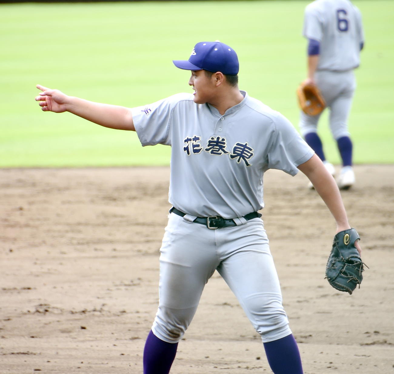 花巻東対水沢　1回裏、花巻東先発・熊谷に声をかける佐々木麟（撮影・山田愛斗）